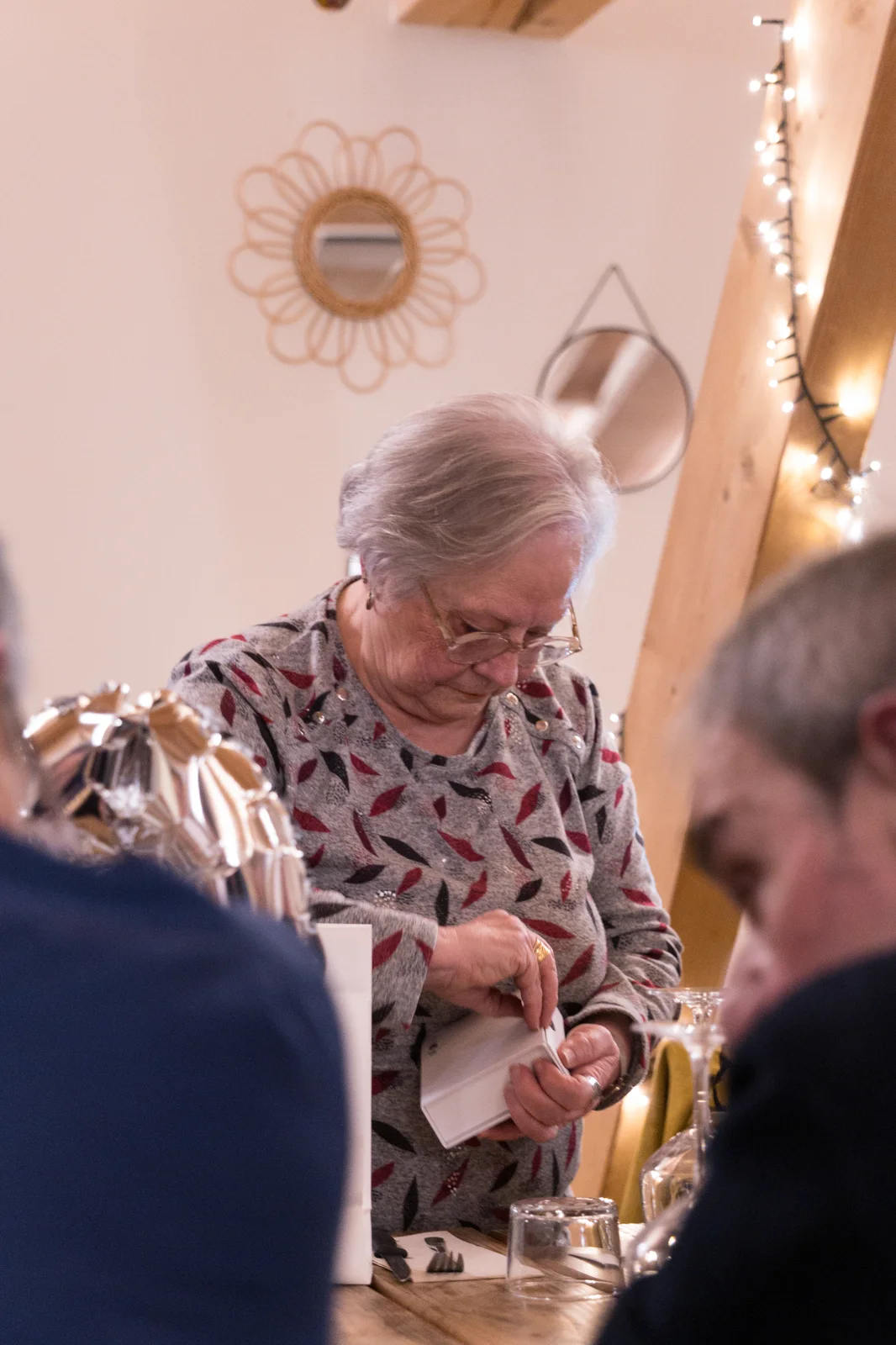 Une grand-mère découvre un cadeau au milieu de ses proches.